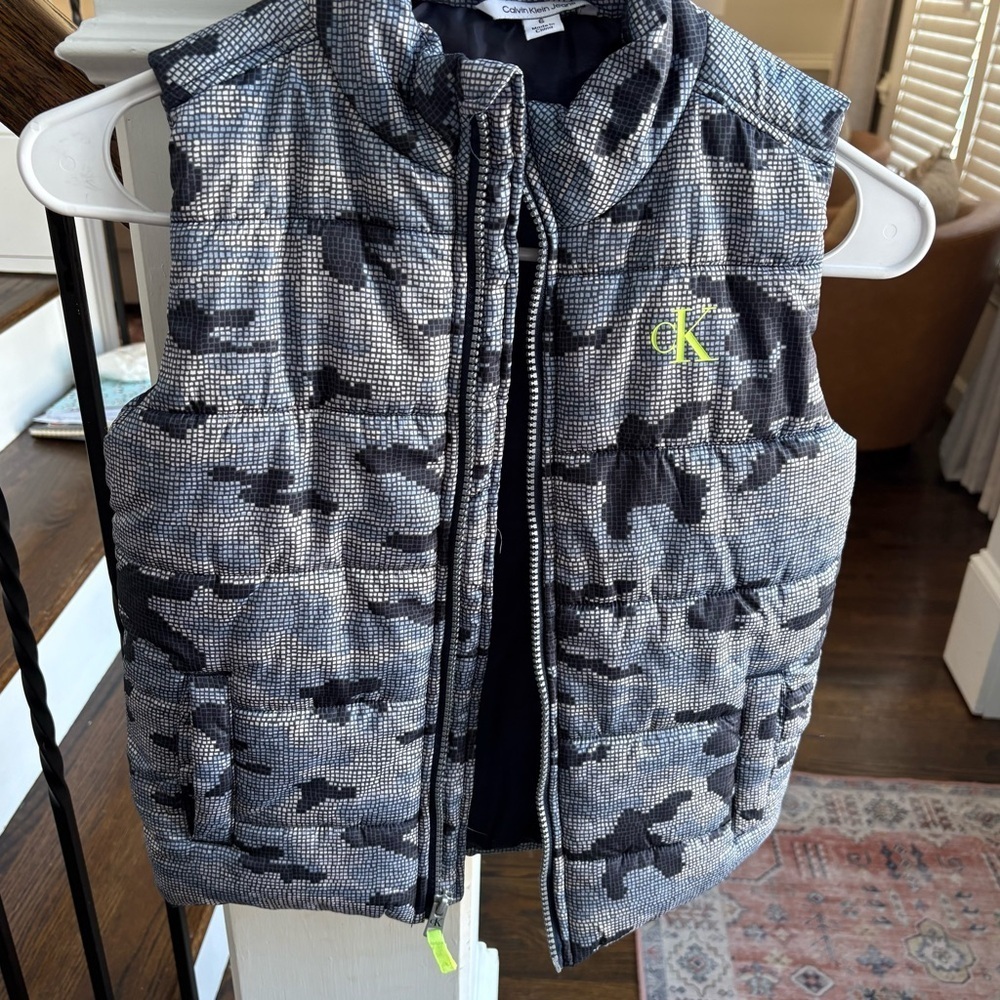 Boys Calvin Klein Camo Puffer Vest Size 6